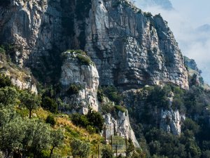 Des randonneuses aperçoivent un corps au pied d'une falaise, deux mystérieuses photos retrouvées au sommet