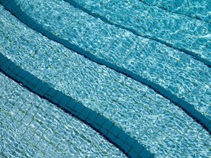 Noyade dans une piscine en Occitanie : un jeune homme meurt après un dernier plongeon avant le match France - Irak, son colocataire le retrouve au fond de l'eau
