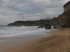 Un pan de la falaise s'effondre sur des plongeurs : un corps retrouvé, un homme toujours recherché, la ville de Biarritz est endeuillée