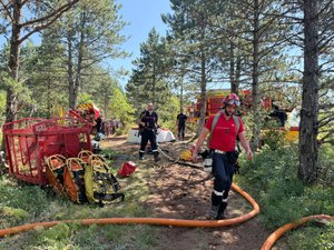 RÉCIT. "Le feu est éteint" : immersion avec les sapeurs-pompiers sur l'incendie près de Millau qui neutralisent les points chauds pour éviter toute reprise