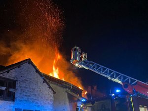 Une mère se réfugie sur le balcon avec ses enfants, ils sont sauvés par leur voisin : le pire a été évité lors de l'incendie de leur maison cette nuit