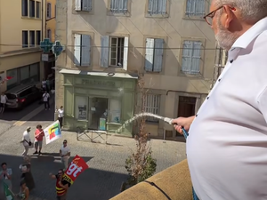 VIDÉO. "Allez, un peu de fraîcheur" : le maire RN de Carcassonne a-t-il vraiment voulu prendre soin de la santé des syndicats qui manifestaient devant la mairie ?