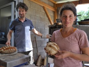 "Nous avons notre petite histoire avec Salles-la-Source et Souyri" : du pain bio et livré à domicile grâce à Sarah et Ben, paysans-boulangers