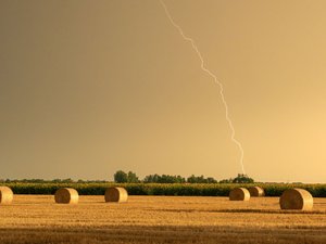 CARTES. Météo : la canicule plie face aux orages de la "plume espagnole", une fin de vigilance rouge électrique prévue pour ce week-end