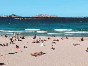 "Bienvenue à ce nouveau petit Marseillais" : elle perd les eaux sur la plage, la jeune maman donne naissance à son enfant grâce aux maîtres-nageurs