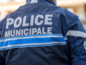 "La décision est prise dans un souci évident d'assurer la sécurité de nos propres agents" : le maire de Millau, Christophe Saint-Pierre, annonce l'armement de la police municipale