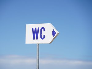 Prêt à tout pour récupérer ses lunettes tombées dans les toilettes du camping, il chute à son tour dans la fosse septique