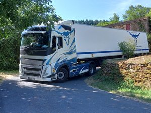 Le chauffeur routier suit son GPS, son poids lourd se retrouve coincé dans un virage en épingle, la route bloquée toute la journée