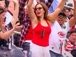 VIDÉO. Coupe du monde 2026 : quand une "ola" vire au cauchemar pour une supportrice du Canada, qui assiste impuissante à la chute de son téléphone