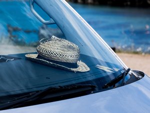 "Elle a eu un bon réflexe" : une femme brise la vitre d'une voiture où un enfant de 2 ans avait été oublié en pleine canicule, ses parents étaient partis à la plage