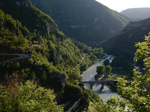 Un homme de 59 ans saute à l'eau depuis un rocher à 10 mètres de hauteur : il est héliporté en urgence à l'hôpital