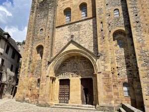 Un vitrail de cette célèbre abbatiale de l'Aveyron endommagé après une tentative d'effraction, les dégâts en cours d'évaluation