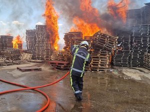 Un bombardier d'eau et près de 24 heures de lutte contre les flammes : en Occitanie, comme un vrai feu de forêt de palettes de bois