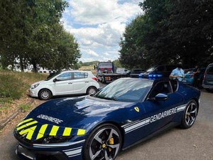"Nous aimerions bien la même en bleue" : quand une Ferrari interceptée à 200 km/h sur l'autoroute fait rêver les gendarmes