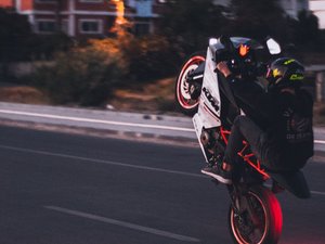 Le motard a un permis valide, n'est pas sous l'emprise d'alcool ou de drogue, mais joue au chat et à la souris avec les policiers en plein centre-ville
