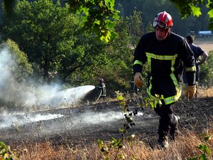 Deux incendies éclatent dans des récoltes et ravagent 5 hectares chacun en Aveyron, des dizaines de pompiers mobilisés