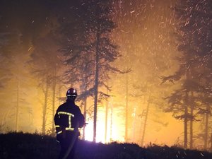 Incendie géant entre l'Hérault et l'Aude : des sapeurs-pompiers de l'Aveyron appelés en renfort