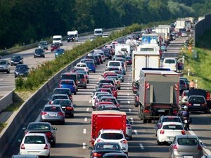Départ en vacances : A75, A7, A63, A10... Pour ce premier week-end des vacances d'été, quels sont les axes de circulation et les heures à privilégier pour éviter les bouchons ?