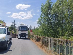 Le poids lourd s'engage dans un sens interdit, arrache un poteau électrique et prive de courant un quartier de cette ville de l'Aveyron