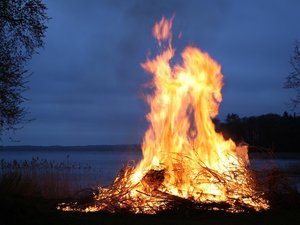 Une botte de paille en feu sur une route d'Occitanie la nuit, deux jeunes filles s'arrêtent à côté et voient une autre voiture foncer dans les flammes