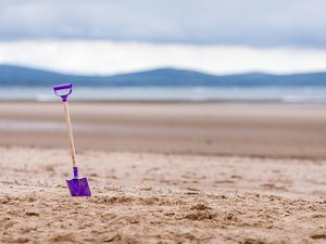 Un homme s'endort sur la plage, il meurt écrasé par accident par le véhicule de nettoyage au petit matin