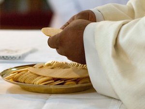 Entre 5 000 et 6 000 euros volés : le curé d'une petite commune part en vacances avec la caisse de la paroisse et ne donne plus de nouvelle