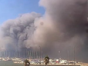 Incendie dans les Pyrénées-Orientales : plus de 1 500 évacuations, plus de 250 bungalows détruits dans trois campings, les flammes sont aux portes d'une zone industrielle
