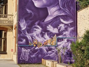 L'image du jour : une incroyable fresque d'Aéro illumine le mur de l'office de tourisme de cette commune de l'Aveyron