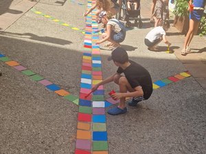 En images : un arc-en-ciel se dessine dans la rue de cette commune de l'Aveyron