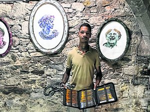 "Je n'avais plus de crayon ni de feutre... Alors j'ai pris un Bic" : l'artiste castonétois Art G. Tieulié, l'orfèvre du stylo-bille