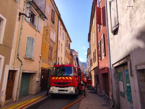 VIDÉO. Un appartement en flammes tôt dans la matinée en Aveyron : la rue bouclée, une vingtaine de pompiers interviennent