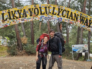 Le tour de l'Europe en stop de L'Aveyronnais Justin Poux et de sa compagne Leila Huin
