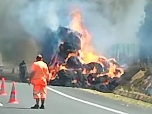 VIDÉOS. Un camion chargé de paille prend feu après avoir doublé un autre camion chargé de paille en flammes sur l'autoroute A75