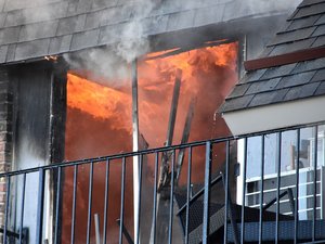 Les habitantes jettent la climatisation en feu du deuxième étage, l'appartement entièrement détruit par les flammes
