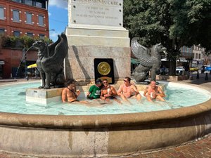 Le passage (très) remarqué des joueurs du Stade Toulousain au Café Authié de Toulouse tenu par l'Aveyronnais Olivier Guinou