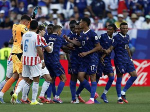 Paraguay - France : "Et même à ce jeu-là, on a été meilleurs qu'eux", la stat complètement folle au niveau des fautes et des cartons