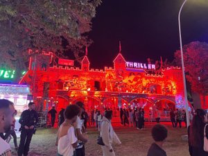Le wagon d'un train fantôme déraille dans une fête foraine, deux blessés dont une femme enceinte