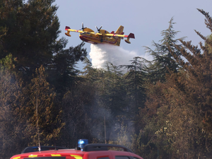 DIRECT. Incendies en Occitanie : le feu dans les Pyrénées-Orientales court toujours, 4 900 hectares détruits