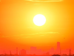 Canicule : la vigilance orange étendue à 67 départements mercredi, les températures vont atteindre "souvent entre 38 et 41 °C, parfois 42 °C"