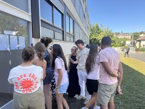 "On me disait en blaguant, si tu ne l'as pas, personne ne l'aura" : moments d'émotion à l'annonce des résultats du bac à Decazeville