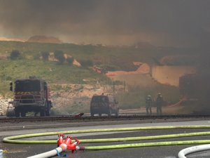 Incendie dans une exploitation agricole en Aveyron : 11 vaches décédées, 3 000 bottes de foin s'embrasent, le feu se propage au bois et détruit 7 hectares