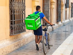 Canicule : Uber Eats et Deliveroo annoncent la fin des livraisons l'après-midi dans les départements en vigilance rouge