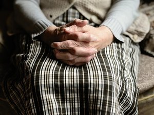 Une femme de 93 ans meurt de chaud dans son appartement : ses volets avaient été retirés depuis un an à cause des travaux sur son immeuble