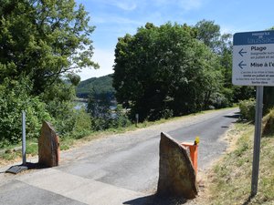"Pour permettre aux pompiers d'accéder en cas d'urgence" au site aveyronnais, la baignade est surveillée et l'accès réglementé à la presqu'île de Laussac