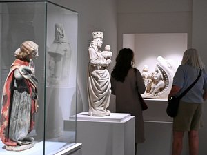 Au musée Fenaille de Rodez, la sculpture du Rouergue de la fin du Moyen-Âge retrouve la lumière... grâce aussi à des électriciens