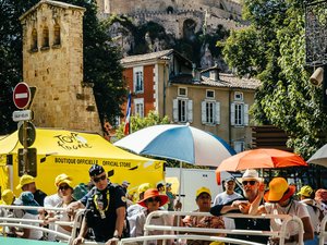 "Il s'est écroulé de tout son poids" : les militants CGT portent secours à un CRS victime d'un malaise à l'arrivée du Tour de France