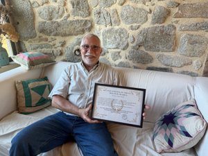 "Il y avait un besoin d'être à la hauteur de leurs espérances" : mis au défi par ses petits-enfants, à 81 ans, Daniel, le doyen des candidats de l'Aveyron, décroche son brevet avec mention "Très bien"