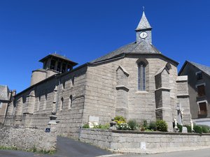 Votre été en Aveyron : "C'était la petite cloche qui faisait fuir les orages", à la découverte de l'église de Saint-Amans-des-Côts, ses trois clochers et sa chapelle cachée