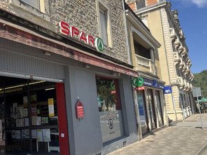 Il menace l'employée du magasin avec un couteau d'une lame de 20 centimètres et repart avec les 690 ¬ de la caisse