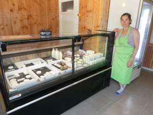 Chez les chèvres du Coubisou, Sandrine, Matthieu et Claire développent l'excellence fermière au coeur de la vallée du Lot avec leurs fromages, yaourts et autres produits